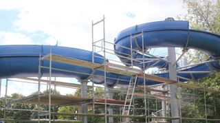 Ein Baugerüst ziert noch die 76 Meter lange Wasserrutsche, die einen neuen Anstrich mit blauer Farbe erhielt.