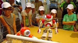 Fasziniert verfolgen die Kinder das Fußballspiel der Roboter mit ihren blinkenden Augen im Technoseum. In den ver-gangenen Jahren hat den Ausflug der Sängerbund Liederkranz organisiert, jetzt übernimmt das Juz.