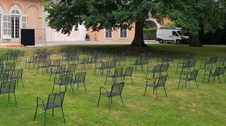 Die Vorbereitungen für das Open Air des Theaters am Puls laufen am Freitag in der Wildnis im Schlossgarten, wie der Bereich beim Seepferdchenbrunnen genannt wird: Die 90 Stühle stehen bereits, auch das Bühnenplateau ist vorbereitet. Die Schlossgärtner haben den Rasen gemäht und sind dabei, die Laubengänge zu schneiden. An diesem Samstag, 11. Juli, startet die „Bühne im Park“ mit dem Improvisationstheater „Als wir“. Die Veranstaltung ist ausverkauft. Nächsten Samstag geht’s weiter mit „Die Wunder-übung“. Karten (20 Euro) gibt es unter www.theater-am-puls.de. Bei schlechtem Wetter geht’s in den Mozartsaal.