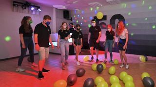 Der Jugendstadtrat Speyer stellt das im ehemaligen Vereinsheim des Fußballverein SW Speyer eingerichtete neue Jugendhaus „Fifties“ mit einer kleinen Party der Öffentlichkeit vor.
