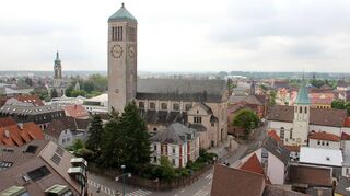 Die Pfarrgemeinderäte der Seelsorgeeinheit, hier ein Blick auf die katholische Kirche der Rennstadt, stimmten bei einem Klausur- wochenende die Arbeit zwischen Haupt- und Ehrenamtlichen ab.