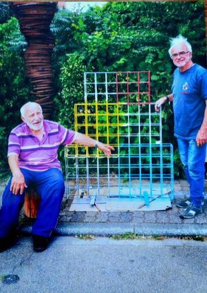 Anton Strobel (l.) und Winfried Rauscher mit dem „Pytha-goras 100er Tower“.