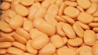 Diese kleinen Seifenstücke leuchten in Orange.