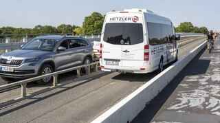 Alt: Hier sieht man den bisherigen Rad- und Fußweg (r.), das auf der Brücke stehende Geländer und links die niedrige Betonabtrennung zur Straße hin recht gut.