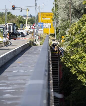 Auf Speyerer Seite bauen Bauarbeiter gerade eine Behelfstreppe, damit sie unter die Brücke gelangen können. Die Abfahrt Speyer-Zentrum wird auch noch neu gemacht.