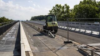 Hier der Blick von der Pfalz nach Baden. Die rechte Seite der Brücke ist schon ganz neu, ab Montag wird die linke Seite erneuert. Die Übergänge sind schon komplett fertig.
