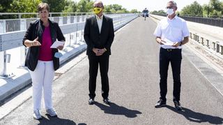 Pressekonferenz auf badischer Seite der Salierbrücke, die jetzt nur noch bis Ende 2021 gesperrt sein soll. Die Arbeiten am südlichen Teil (unser Bild) nähern sich dem Ende und somit wandert die Baustelle demnächst auf die Nordseite. Bei der Vorstellung eines Zwischenberichts zur Situation berichten Regierungspräsidentin Sylvia M. Felder (v. l.), BWS-Geschäftsführer Hans-Peter Lange und Baureferatsleiter Michael Lumpp vom Regierungspräsidium.