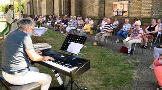 Mit einem Gottesdienst im Freien mit Diakon Heiko Wunderling (l.) und dem Musiker Alexander Levental beendeten die Senioren die Zeit ohne Treffen.