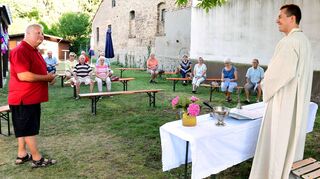 Gerhard Zirnstein (links) von der Kolpingfamilie spricht zu Beginn des Gottesdienstes mit Pastoralreferent Fabian Frank, der den Gottesdienst gestaltet.