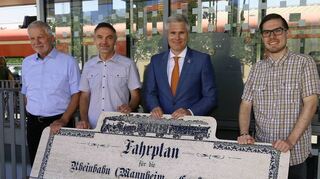 Freuen sich über die neue Bank am Bahnhof: Herbert Brenner (v. l.), Vorsitzender der Schwetzinger Bürgerinitiative gegen Bahnlärm, Joachim Kresin, Matthias Steffan und Lars Maurer.