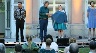 In moderner Aufmachung und vor historischer Kulisse: „Hamlet“ als Live-Hörspiel im Schlossgarten.