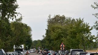 Blechlawine: Für ein wenig Abkühlung am überfüllten See nimmt man den Fußmarsch in Kauf – mittlerweile ist die Zufahrt zum Parkplatz schon weit vorher abgesperrt.