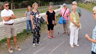Uwe Heidenreich (vorne r.) erklärt den Rundgang-Teilnehmern die Bedeutung des HÖP.