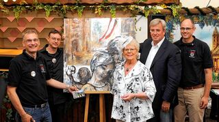 <p>Freude über Versteigerungserlös: Michael Roemer (l.) und Philip Wagner (r.) vom Round Table, Künstler Martin Eckrich (2. v. l.) und Heike Häußler mit dem Brezelfestbild, für das sich Gerhard Becker (2. v. r.) von der Firma Heberger den Zuschlag holte.</p>