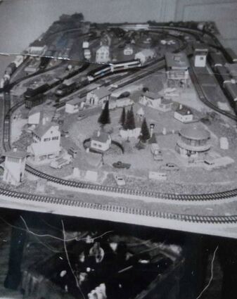 Hans-Peter Rösch hat noch zwei Fotos von seiner Eisenbahnmodellanlage – das hier ist eines davon. Es entstand 1964.