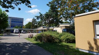 Derzeit sind der Hort und der Kindergarten in dem Gebäude links untergebracht. Das Hausmeisterhaus auf der rechten Seite soll in Zukunft Platz für weitere Betreuungsplätze bieten.