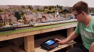 Maurice an der „Central Station 3“ von Märklin. Über diesen digitalen Steuerungscomputer lässt er die Eisenbahnen fahren, entlockt ihnen Signale und den Abteils menschliche Stimmen.
