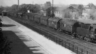 Dieses Foto entstand etwa 1950 an der Gustav-Hummel-Straße. Im Hintergrund sind der ehemalige Lokschuppen und das Gaswerk zu sehen, auf dessen Gelände heute die Zeyher-Schule steht.