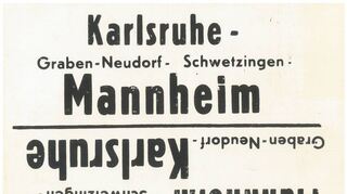 Ein altes Zuglaufschild der Strecke Karlsruhe – Mannheim mit Stopp in Schwetzingen.