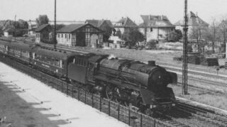 Eine Postkarte aus der Sammlung von unserer Leserin Gerda Leuthardt: Eine edle Garnitur (blaue Schürzen- und ein ISTG-Wagen) hat 01 013 mit F 164 in Schwetzingen am Haken (Mai 1954), steht auf der Beschreibung.
