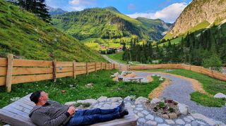 Der neue Kraftplatz in Gramais mit Blick auf die kleinste Gemeinde Österreichs mit 38 Einwohnern auf 1328 Metern gelegen. Die Bildhauer Ernst Schneller und Michael Bachnitzer haben diesen schönen Ort zum Verweilen samt Portal gestaltet.