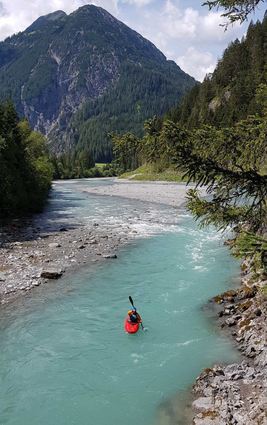 Wunderschön und ursprünglich präsentiert sich der Lech. Auf 125 Kilometern erstreckt sich der Lechweg zwischen seiner Quelle am Formarinsee in Lech und Füssen im Allgäu entlang einer der letzten Wildflusslandschaften Europas.