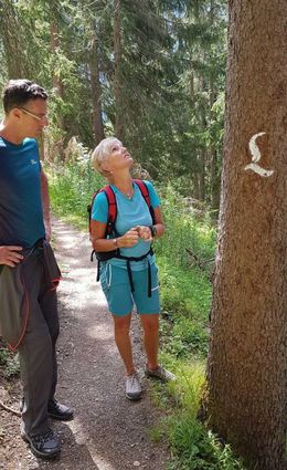 Unterwegs auf dem Lechweg: Das „L“ ist seine Markierung, die zirka alle 250 Meter entlang der Strecke zu sehen ist. Kräuterexpertin Maria Kerber weiß viel über die Natur ihrer Heimat zu berichten.