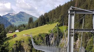 Höhenangst sollte man hier nicht haben: Die Hängebrücke bei Holzgau im Lechtal, auch Holzgauer Hängebrücke genannt, ist eine 200 Meter lange, 1,20 Meter breite und 110 Meter hohe Seilhängebrücke. Sie überspannt die Höhenbachtalschlucht nördlich der Gemeinde. Von ihr kann man auf die Baumwipfel schauen und auf das schöne Örtchen Holzgau. Sie ist wahrlich ein Höhepunkt am Lechweg.