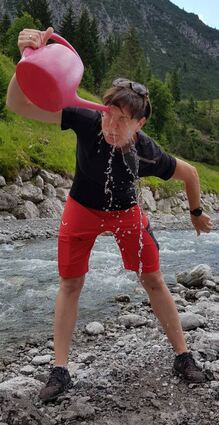 Sie setzt auf die Kraft des Kneippens: Gesundheitstrainerin Daniela Pfeffer-korn. Hier gibt’s eine „Gesichtsdusche“ mit klarem Bergbachwasser.