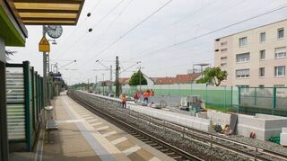Schnurgerade zerteilt die Rheintalbahn heute den Ort. Hohe Lärmschutzwände sollen die Anwohner schützen. Doch häufig ist es nicht genug.
