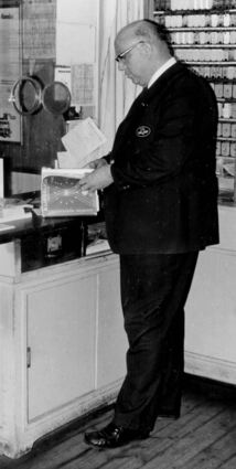 Der Schalterbeamte Georg Heid verrichtet auf diesem undatierten Foto pflichtbewusst seine Arbeit.