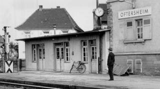 Es ist wenige Minuten vor 14 Uhr, ein Mann steht am Bahnsteig und erwartet offenbar einen Zug. Ist er Reisender oder möchte er jemanden abholen? Wir wissen es nicht.