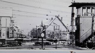 Ein Blick in die Mannheimer Straße vor dem beschränkten Bahnübergang mit einem Häuschen, von dem der Bahn-beamte alles im Blick hatte: So sah’s bis 1984 aus.