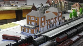 Der Schwetzinger Bahnhof im Altlußheimer Modellbahnkeller: Das Gebäude hat Hans-Dieter Wehe aus Sperrholz gefertigt und dabei viele Details maßstabsgerecht umgesetzt, auch wenn ihm die Technik eigentlich wichtiger war.