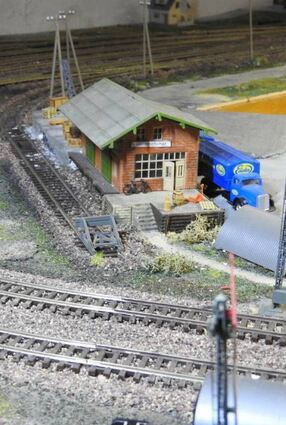 Es gibt auch einen kleinen Güterbahnhof, an dem Lkws Waren abholen.