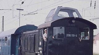 Lange täglicher Anblick im Bereich des Ausbesserungs-werks: die Diesellok der Baureihe 236, vorher V 36.