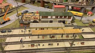 Beim Bahnhof „Cortina“ warten die Menschen nicht nur auf die Züge, sie können sich dort auch für die kommende Reise stärken.