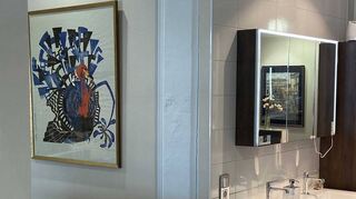 Ein Blick in den Showroom der Firma Hermann Müller mit dem Farbholzschnitt „Truthahn“ (l., 1976) von Otto Eberhardt.