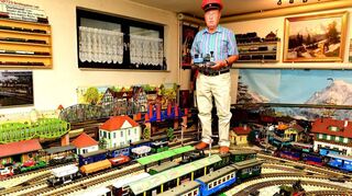 Die Lehmann-Garten-Bahn (LGB) prunkt mit großen Loks und Waggons, die es erlauben, die kleinen Räderwerke bei ihrer Arbeit zu beobachten. An den Wänden finden sich Eisenbahnen anderer Größen, die Wolfgang Treiber sammelt und liebevoll pflegt.