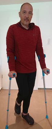 Dr. Thomas Soballa ist nach einem Skiunfall auf Gehhilfen angewiesen.