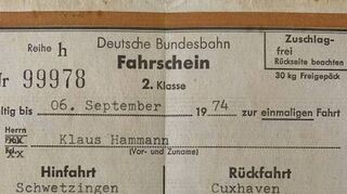 1974 wurden Ort und Zeit von einem moderneren Schalter gedruckt.