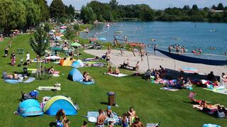 Blauer Himmel, strahlender Sonnenschein und viel Grün zwischen den einzelnen Gruppen auf der Liegewiese: Familien dürfen zusammenliegen und ein weiterer Haushalt sie begleiten – zu allen anderen herrscht Abstandsgebot.