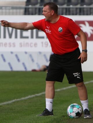 Trainer Uwe Koschinat musste einige Male an der Außenlinie laut und deutlich werden.