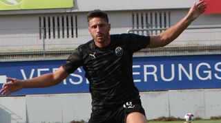 Es ging mitunter recht hart zu. Sandhausens Tim Kister (im schwarzen Trikot) schenkt seinem Gegenspieler nichts.