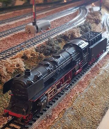 Die massive Märklin-Lok von 1955 wird auf der Anlage nicht mehr gefahren – sie ist noch aus Metall.