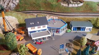 Ein Geschenk von Freunden: die Tankstelle und ein Autohaus.