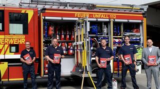 Ein neues Fahrzeug, das dem Klimawandel den Kampf ansagen soll: Bürgermeister Matthias Steffan (v. l.) freut sich zusammen mit Feuerwehrkommandant Walter Leschinski, Lars Hoffmann, Uwe Müller, David Herzog und Ordnungsamtsleiter Pascal Seidel über die neue Anschaffung.