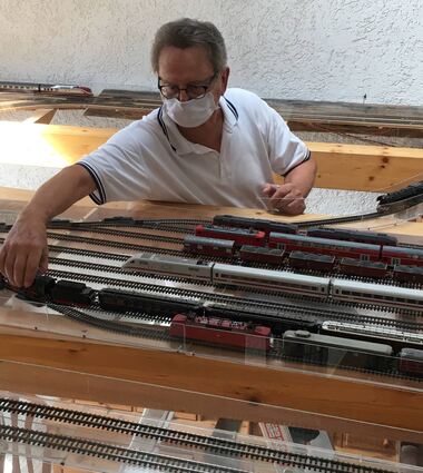 Heribert Kammerer stellt seine Leiter da hin, wo er sie gerade braucht, und rückt von dort aus die Bahnen zurecht oder kontrolliert wie die Weichenzungen stehen.