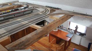 „Etwas skuril“, sagt der Erbauer selbst über seine „Schwebebahn“. Der Bahnhof befindet sich unter der Decke im Schlafzimmer. Das Gute: So nimmt er im Wohnraum keinen Platz weg und man stolpert auch nicht darüber.