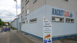 Der Mavo Racketclub von der Scheffelstraße aus, links hinten die Tennis- und Badmintonhalle.